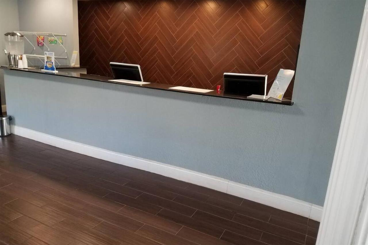 Sky-Palace Inn & Suites Wichita East Экстерьер фото