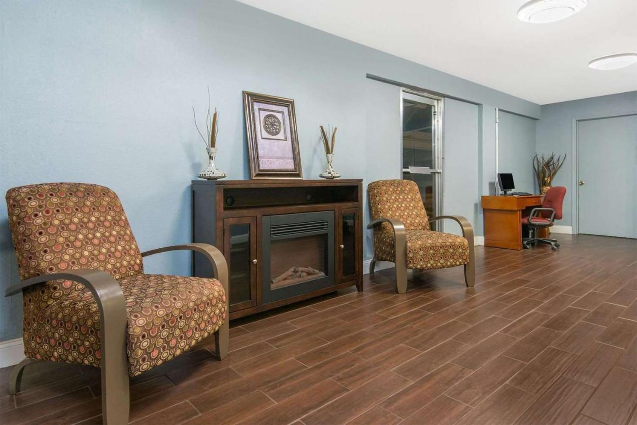 Sky-Palace Inn & Suites Wichita East Экстерьер фото