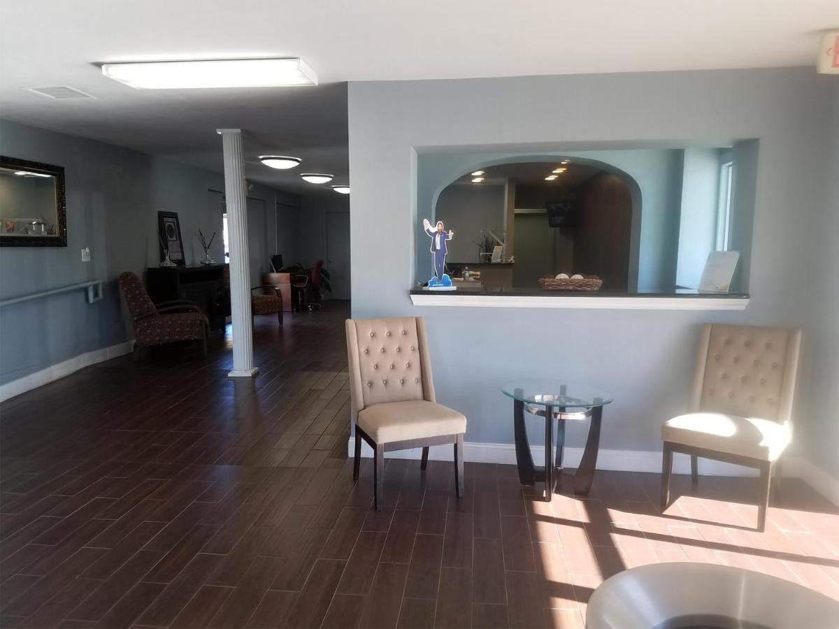 Sky-Palace Inn & Suites Wichita East Экстерьер фото