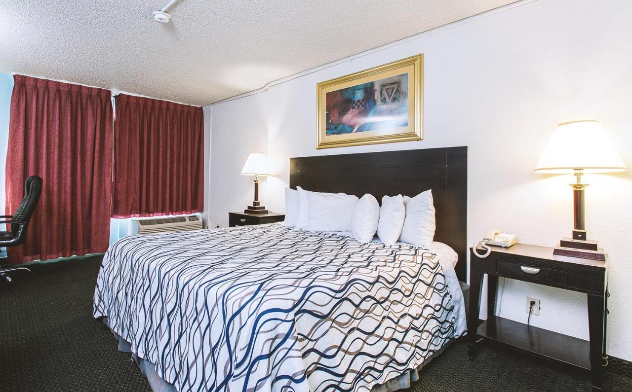 Sky-Palace Inn & Suites Wichita East Экстерьер фото