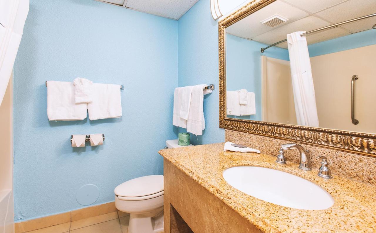 Sky-Palace Inn & Suites Wichita East Экстерьер фото