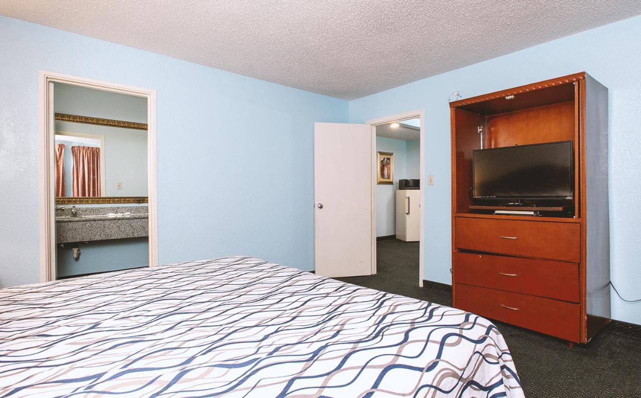 Sky-Palace Inn & Suites Wichita East Экстерьер фото