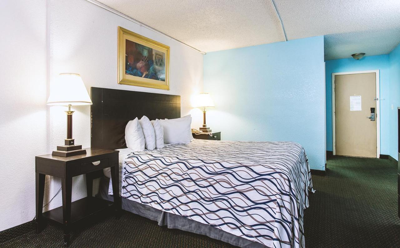 Sky-Palace Inn & Suites Wichita East Экстерьер фото
