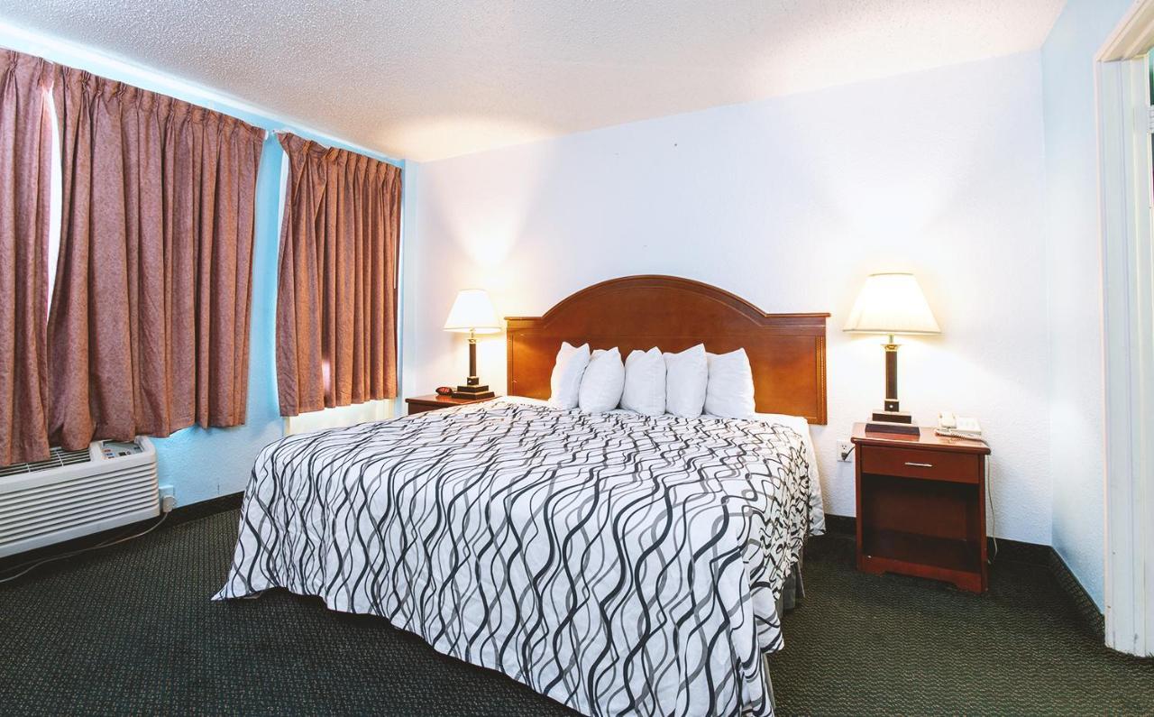 Sky-Palace Inn & Suites Wichita East Экстерьер фото